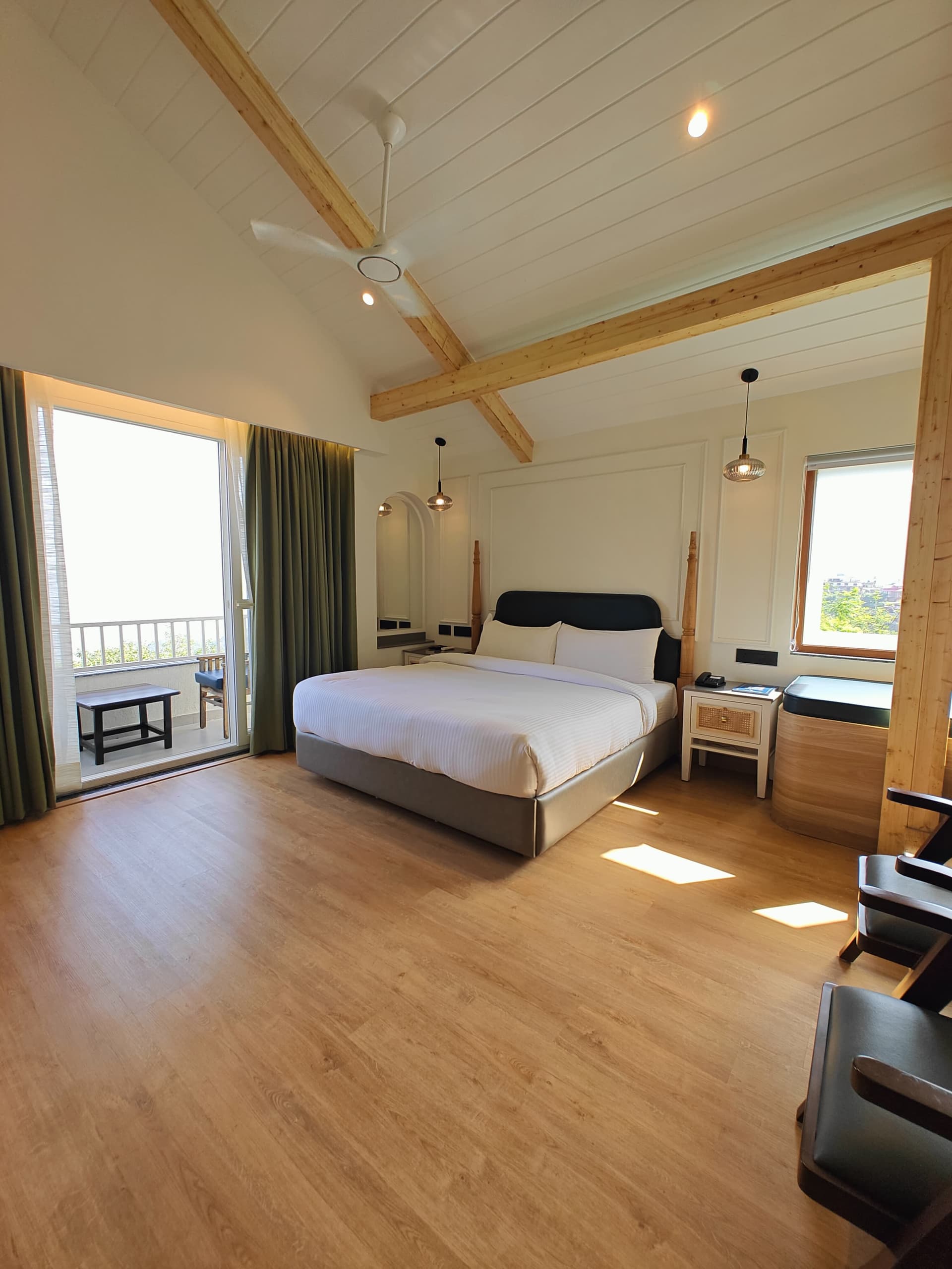 Luxury Room with Jacuzzi - Image 7